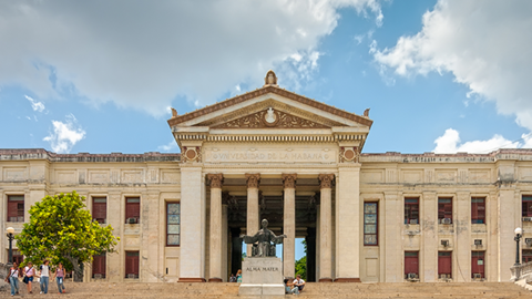view of Universidad de la Habana with students on the steps