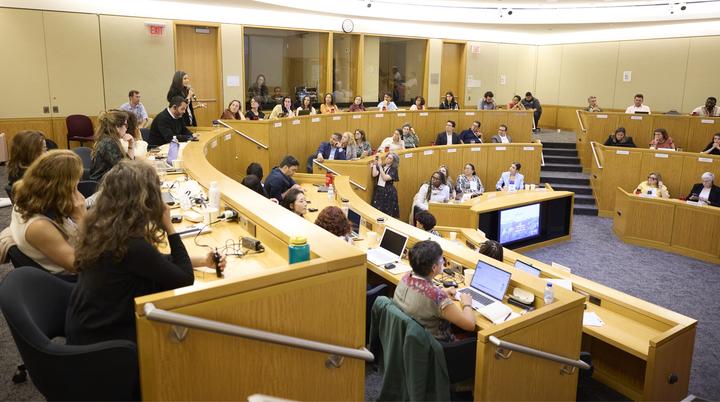 Mariana Luz participates in discussion
