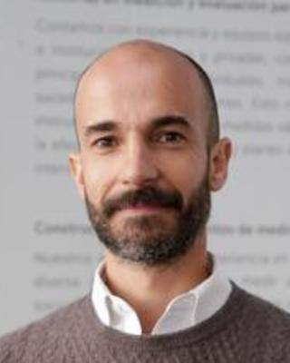 headshot of Eduardo Undurraga